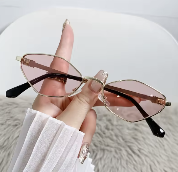 Kocie okulary przeciwsłoneczne z cienką złotą oprawką