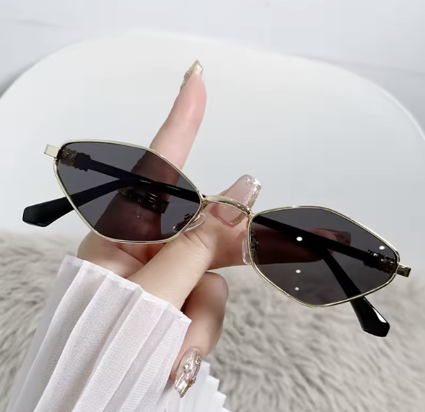 Kocie okulary przeciwsłoneczne z cienką złotą oprawką