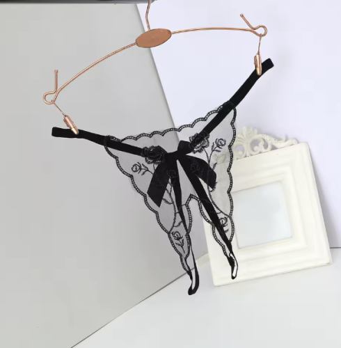 Stringi open crotch z koronką i kokardką – idealna bielizna erotyczna na romantyczne wieczory. Przezroczysta siateczka, seksowny krój i dostępność w wielu kolorach.