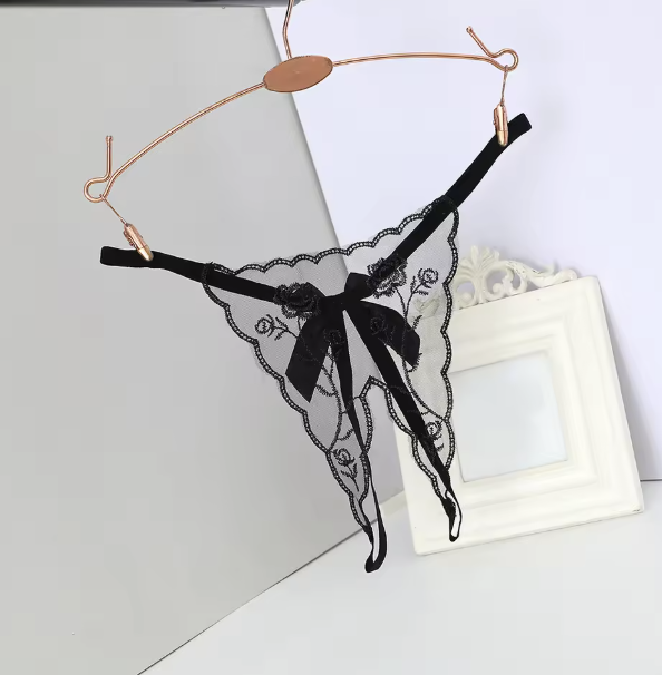 Stringi open crotch z koronką i kokardką – idealna bielizna erotyczna na romantyczne wieczory. Przezroczysta siateczka, seksowny krój i dostępność w wielu kolorach.