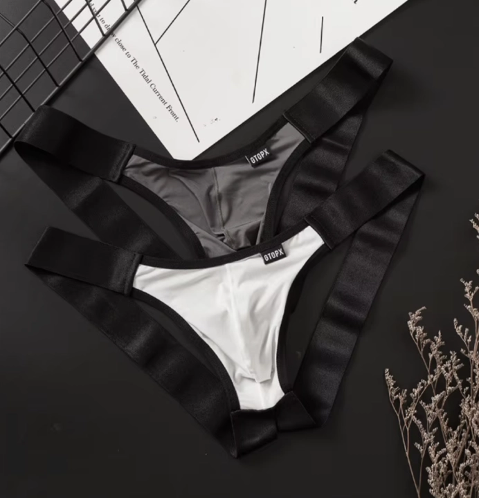 Stringi męskie z szerokimi paskami w sportowo-erotycznym stylu. Wygodny i odważny design, dostępny w wielu kolorach. Rozmiary M-XXL.