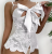 Eleganckie body z otwartym krokiem, wykrojone z subtelnej koronki i ozdobione dużą satynową kokardą. Idealne na prezent, randkę lub wyjątkowy wieczór. Sprawdź wymiary i dostępne kolory.